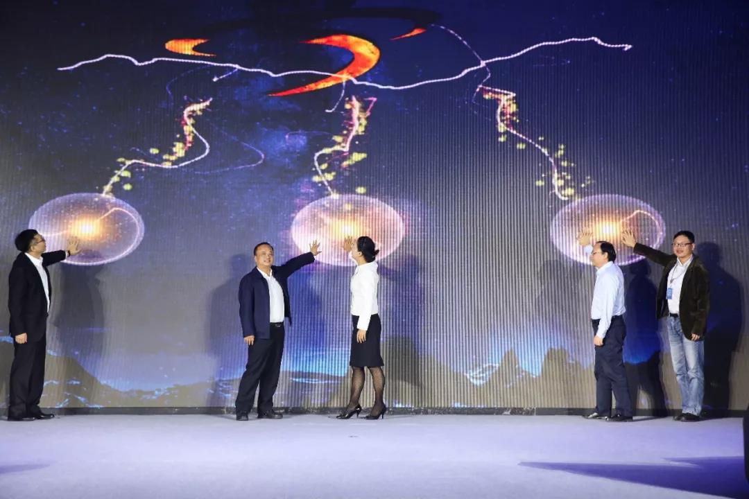 宝开领导张振林、王雷受邀出席 | 2018湖南大美服饰供应链高峰论坛圆满举行!